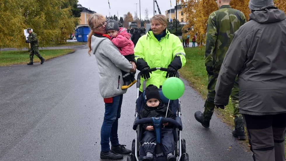Barnvakt. Susanne Nyström är faster till Alicia och William Boman och Margit Nyström är Susannens svärmor. "Jag är barnvakt i dag så William har passat på att gå igenom alla däcken på samtloiga fordon. Alicia blev trött. Hon inte att däck är lika roligt."