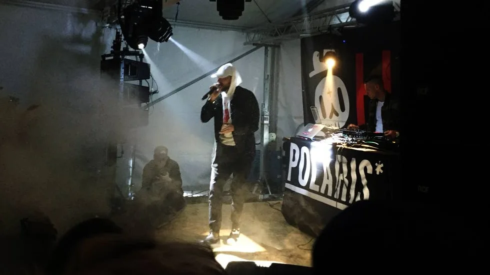 Million Stylez fick igång dansgolvet i Happy Bastard-tältet och gav festivalen något efterlängtat.