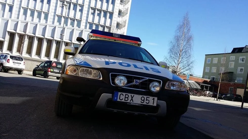 Den 4 maj spärrade polisen av stadshuset och ingen släpptes in.- Skälet var att en kvinna hotat personal på socialkontoret. Förundersökningen är nu nedlagd eftersom brott inte kan styrkas.