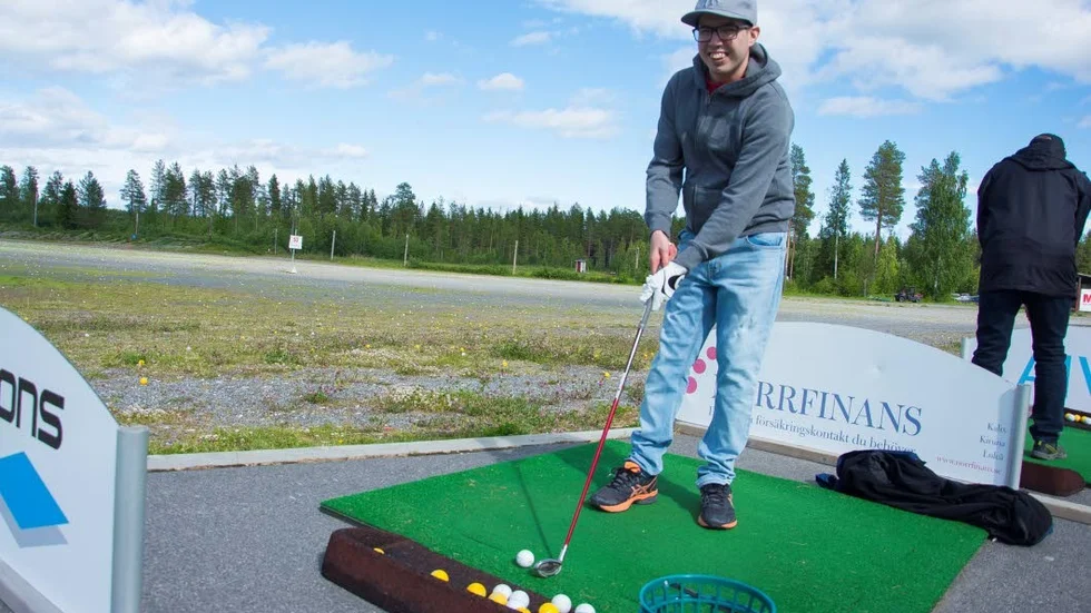 PRECISION. "Det svåraste är att pricka bollen. Jag tycker mest om att putta", säger Anders Sundström, 31 år.