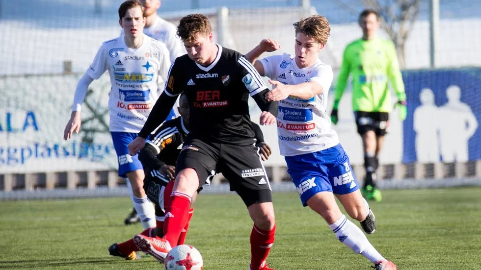 Tuff match. Sebastian Sandlund (t.h) ställer in sig på en tuff match i finalen, trots att Kalix spelar två divisioner lägre än IFK Luleå.