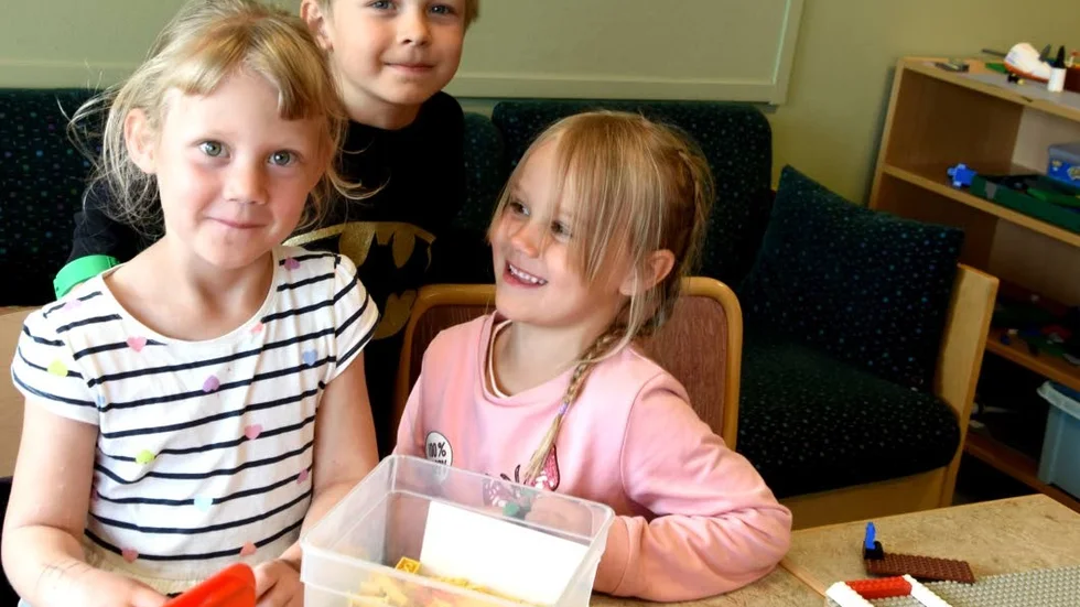 Spännande. Christina-Elvira Nergård, William Eriksson och Selma Gramner var glada och förväntansfulla inför året i förskoleklassen.