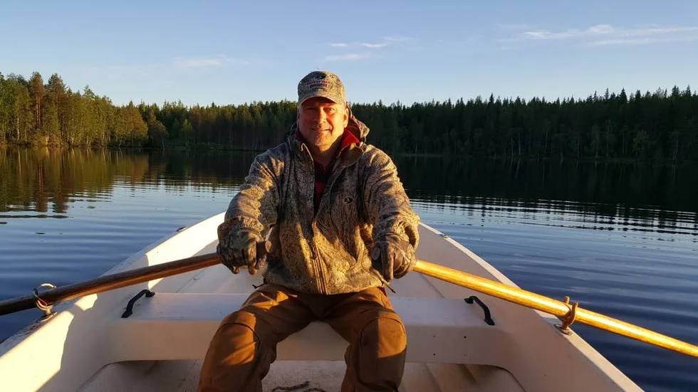 Ledaren. Anders Brismo går upp i ledningen abborreklassen i Fiske-DM efter att ha dragit upp en jätteabborre på 2,4 kilo.