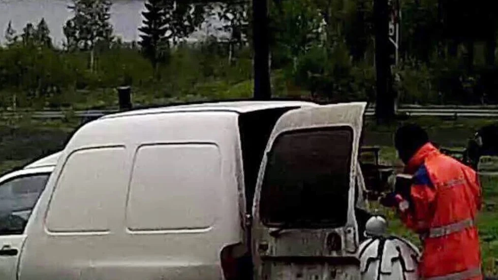 Övervakningskamera. Gärningsmannen fångades på bild. I handen bär personen på en taklampa som tals från kursgården och som nu återlämnats till ägarna. Det var det enda som lämnats kvar i bilen som återfanns helt helt strippad efter inbrotten.