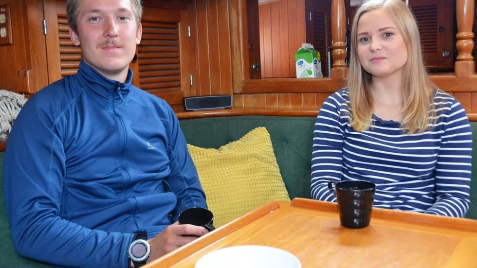 MATPLATSEN I BÅTEN. Rasmus Palo-Johansson och Tove Kvarnäs trivs.