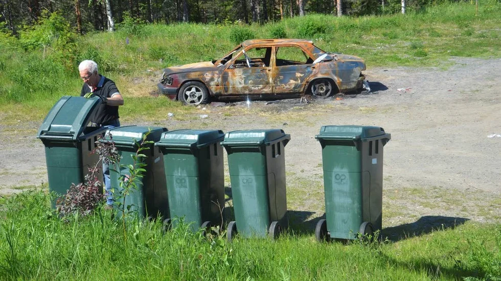Fem soptunnor. Så det finns gott om plats att kasta sopor.