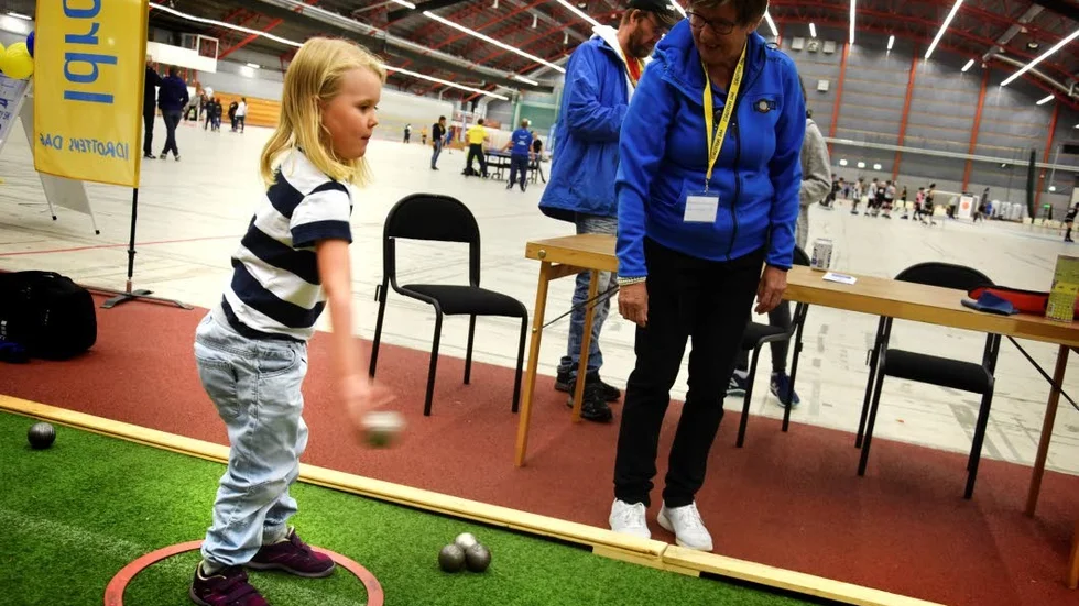 Boule. Emelie Sunder, 5 år, provade på boule för första gången.