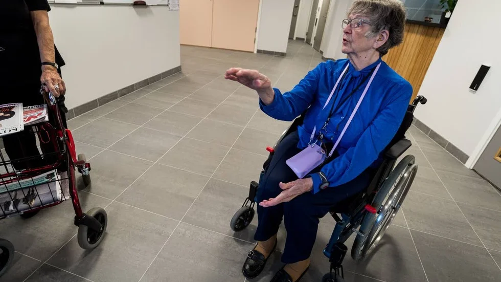 hinder. gunnel holmström och andra som använder rullstol eller rullator hindras av att flera dörrar saknar elektriska dörröppnare.