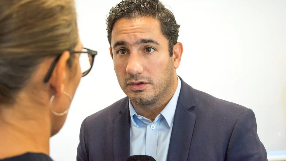 Ger inget löfte. Civilminister Ardalan Shekarabi vill inte kommentera situationen kring Radiotjänst innan det står klart vad som händer med public service.