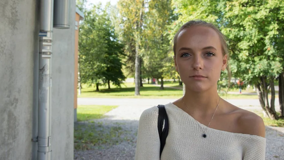 Striktare. "I grundskolan kunde man sitta hela dagarna med mobilen. Här är lärarna strängare" säger Essy Malmberg som går naturprogrammet på Kungsfågeln.