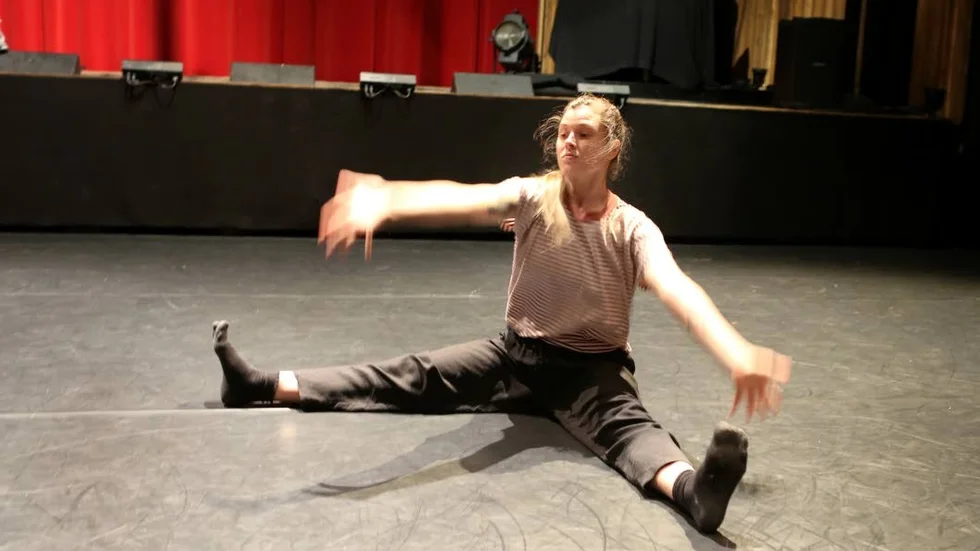 Josefine Alfredsson dansar.