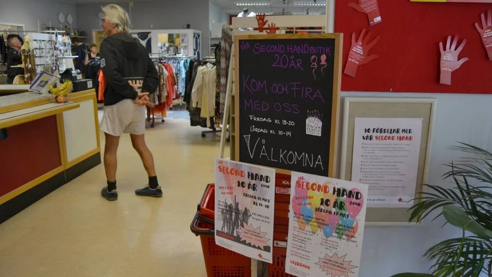 Second hand butiken säljer alla begagnade kläder för tjugo kronor under ­jubiluemsdagen.