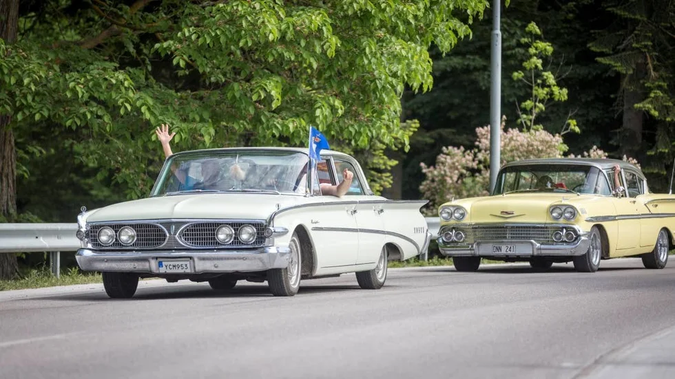 Motorklubben Roadhogs Gotland visade upp sina veteranbilar med en kortege genom samhället.