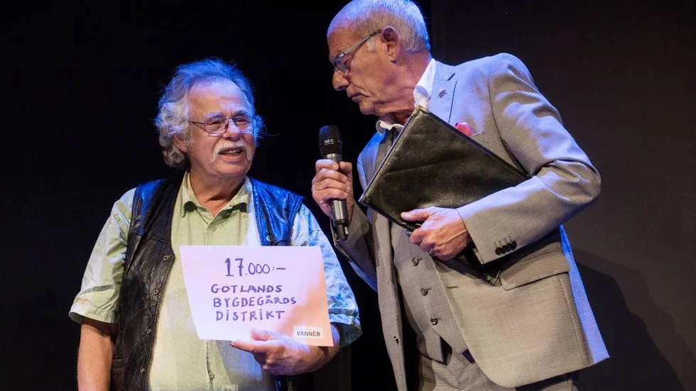 Åke Ekström, ordförande i Gotlands bygdegårdsdistrikt, fick ta emot ett pris på 17 000 kronor.