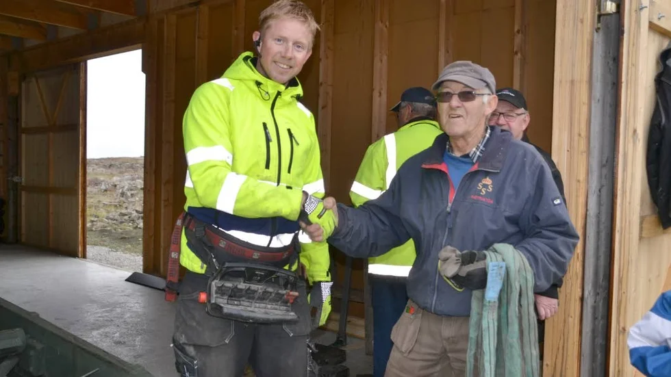 Bertly Appelquist tii höger tackar Christian Wallinför en väl utförd transport.