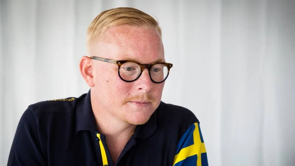 Linus Ohlsson har andan i halsen när han svarar på frågorna. Det är en hektisk dag med mycket gäster.