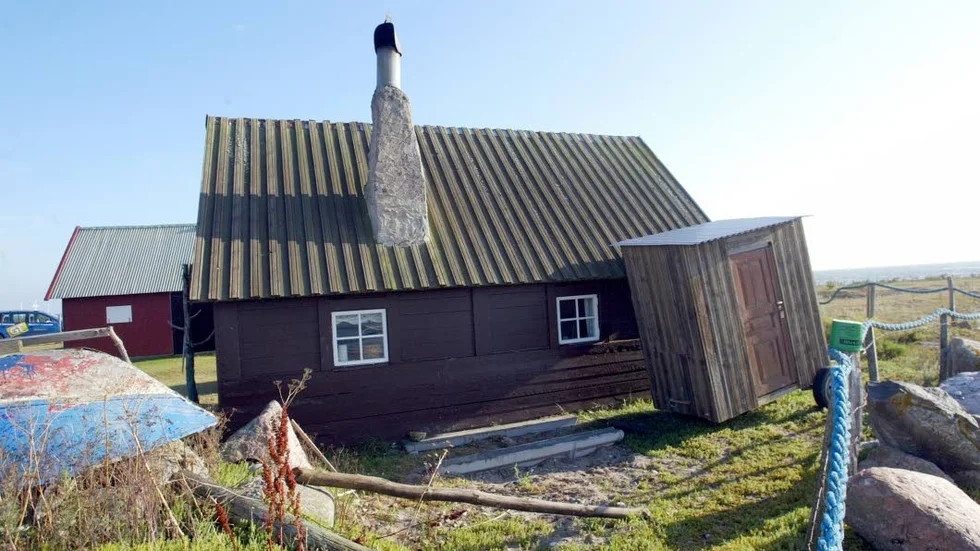 Enligt strandskyddslagen kan det exempelvis vara tillåtet att renovera sin sjöbod medan det inte är tillåtet att bygga till en veranda utanför.