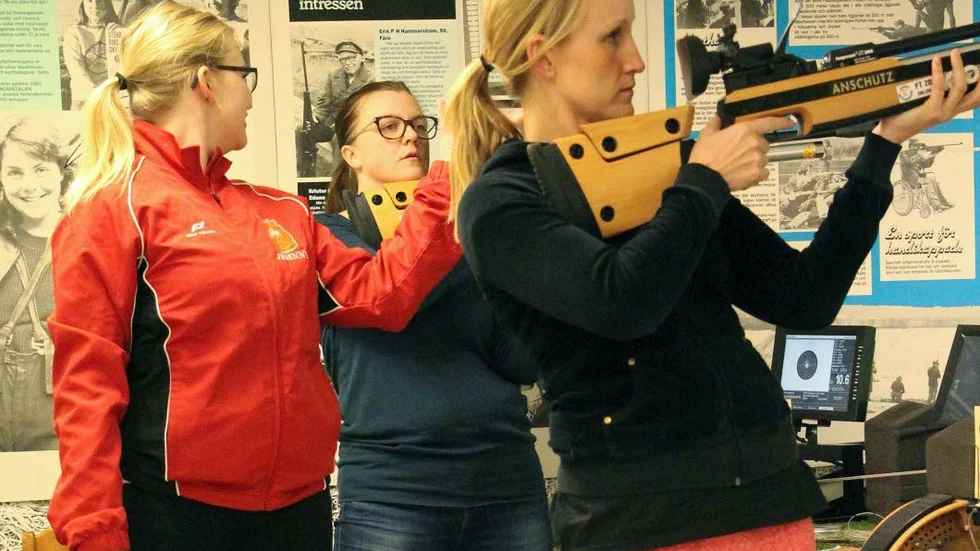 Elin Björkman och Sofia Knutas isntureras av Jehnny Gardelin.