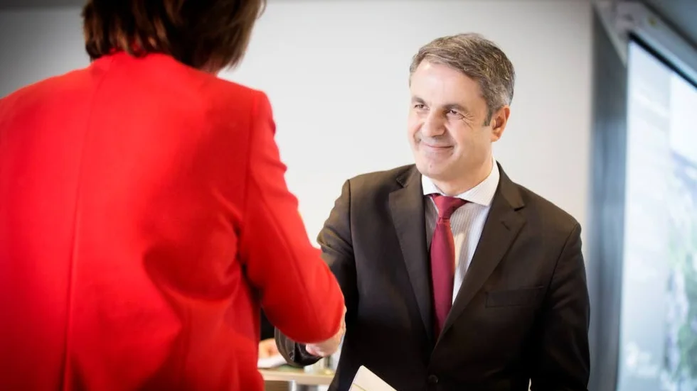 Ibrahim Baylan tar emot Energimyndighetens förstudie från myndighetens generaldirektör Zofia Lublin på Gotland i april 2018.