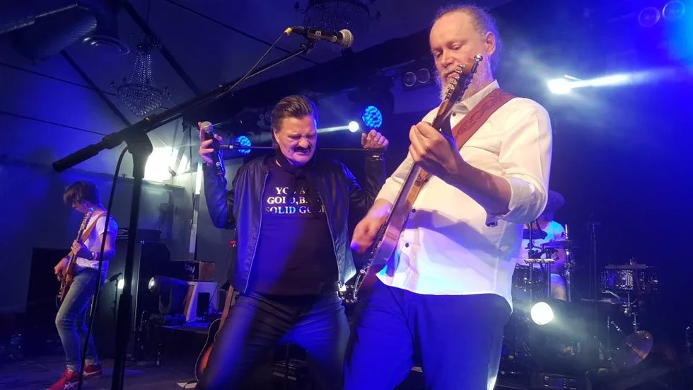 Fat bottomed girls spelar Queen. Johan Norrby på sång Fredrik Lytholm gitarr.