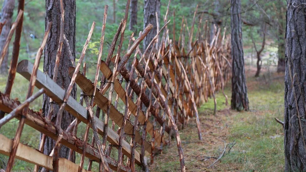 Materialet till Gotlandstunen köper Rune Kellström hos Gunnar Norrby i Gothem.