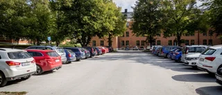 EFTER AVGIFT – Folk parkerar i buskarna