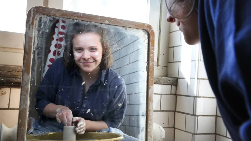 Millie Karlsson gillar att dreja och hålla på med lera, det kan hon göra på Fenix.