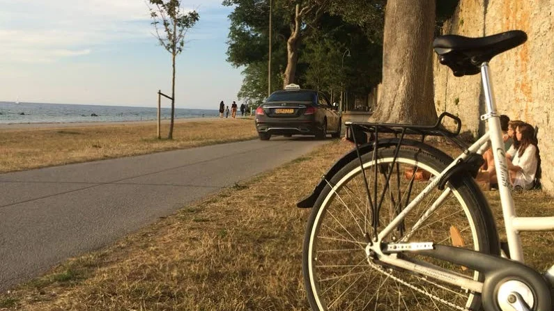 En taxibil tog en liten genväg på strandpromenaden.