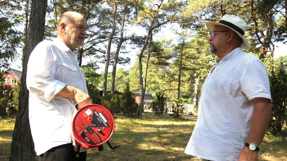 Jan Larsson och Stig Sjöberg hjälps åt med mätningen av vattennivåerna.