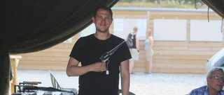 I Svaide small det från skott med svartkrut