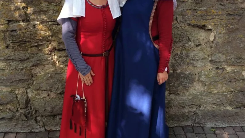Nicole och Helena Brantedal i egna 
medeltidsdräkter.