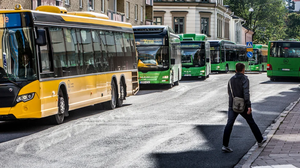 Enkelbiljetterna blir billigare men månadskorten dyrare för pensionärer i det nya taxesystemet som införs i januari.