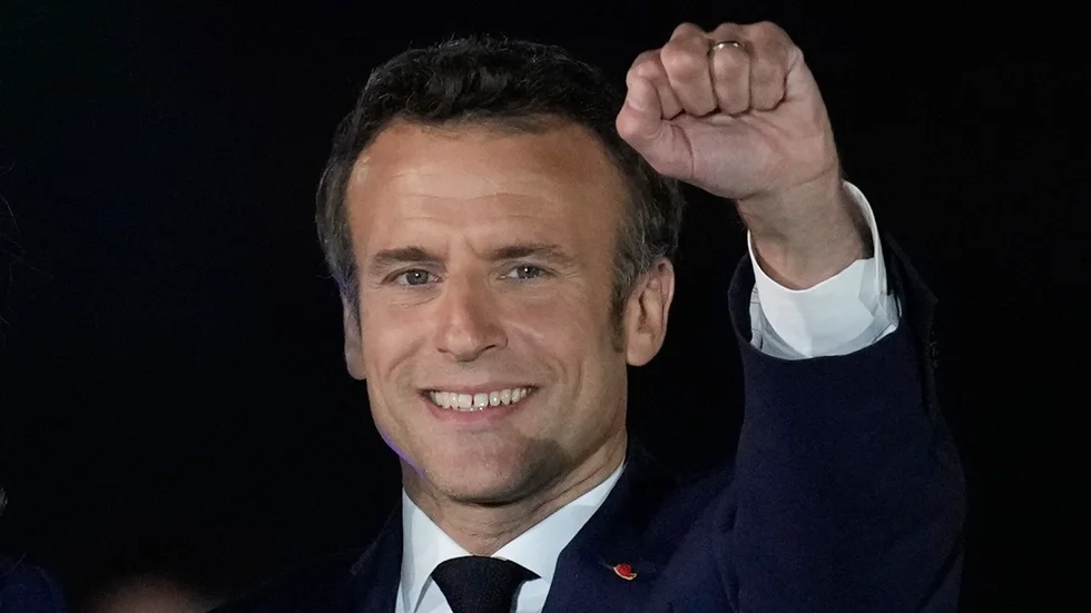 Emmanuel Macron har en lika svår uppgift som Joe Biden med att ena sitt folk.