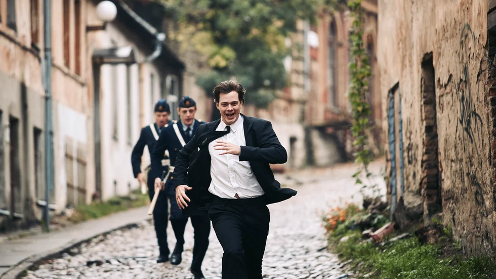 Bill Skarsgård är fantastisk i rollen som kändisboven Clark Olofsson. Jonas Åkerlunds hejdlösa miniserie "Clark" är en av de bästa svenska tv-komedierna genom tiderna.