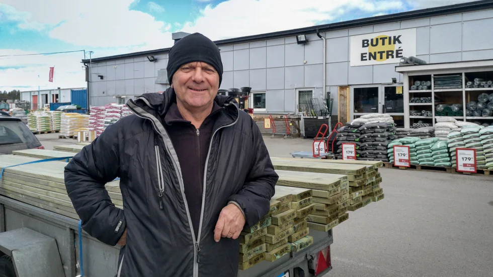 "De gamla plankorna har sett bättre dagar och behöver bytas ut", säger Johan Andrén som just köpt virke till sin mer än 20 år gamla altan. 