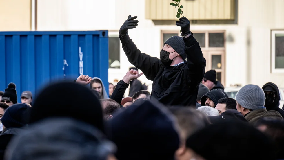 Motdemonstration mot Rasmus Paludan i Malmö. Skribenten tycker att det ska vara olagligt att dölja sitt ansikte i sådana sammanhang.