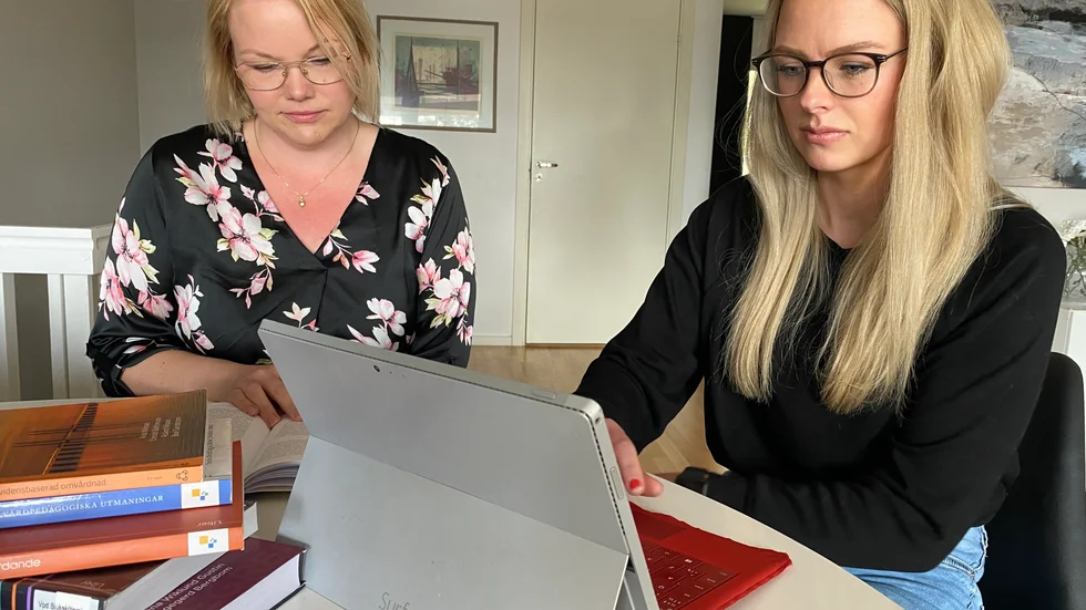 Sabina Avander och Michaela Holmér är snart färdigutbildade sjuksköterskor. De är besvikna på lönerna i regionen.