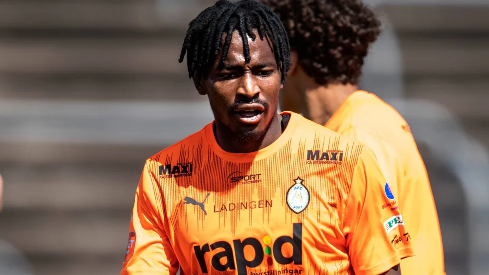 AFC-mittfältaren York Rafael fick syna det röda kortet mot Utsikten trots att han satt på bänken.