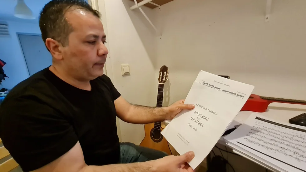 "Just nu lär jag mig dessa noter och man måste öva varje dag", säger Wisam Al Hamoud i sin lilla studio som egentligen är en klädkammare.