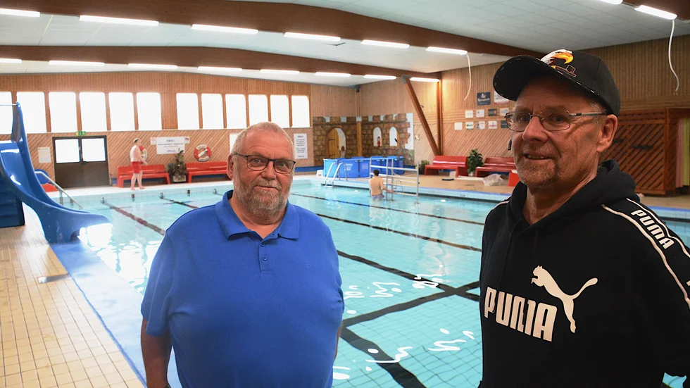 "Uthyrningen av simhallen till privatpersoner under pandemin gjorde att vi överlevde" säger Kenneth Björklund, t.v. och Toimmy Hassinen. Föreningen fortätter kämpa med ekonomin och är hårt drabbad av dagens elpriser. Den senaste investeringen syftar till sänka elkostnaden.