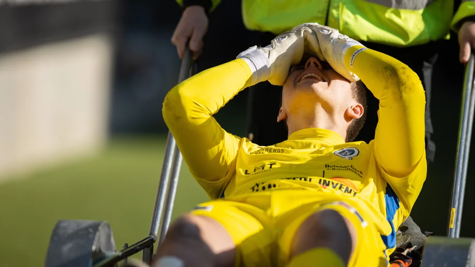 Degerforslånet Hugo Claesson har tagit förstaplatsen i ÅFF-målet, men skadades mot Gais och blev utburen på bår.