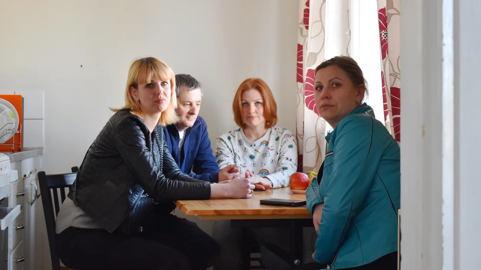 Från vänster: Hanna Durehina, Valentyn Kotyk (vars rygg syns på montaget till webbpuffbilden till artikeln samt är personen som konfronterar kvinnan i videon), Oksana Kotyk och Maryna Zhernovnikova.