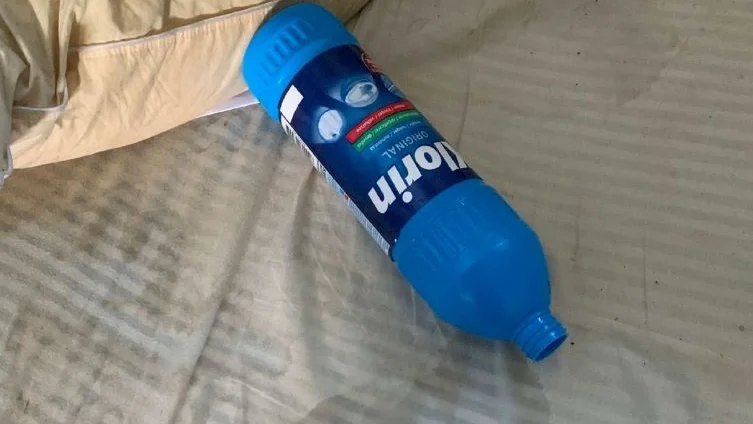 Den åtalade mannen höll, enligt åklagaren, i denna flaska med klorin. (Bilden är hämtad ur förundersökningen.) 