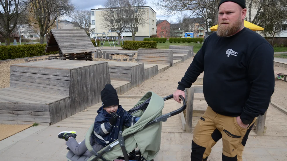 "Lekplatserna i Gnesta är väl ganska bra men på Dansut tog de bort den bästa. Då hamnade givetvis lekytorna längre från vårat hus," säger pappan Tommy Nilsson som kört sonen Ebbe till Thuleparken. 