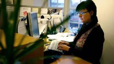 Rättare. Kristina Algesten är en av 13 personer som arbetar vid Kronofogdemyndighetens rättelseenhet i Visby. Verksamheten startade i juli förra året.Foto: Tobias Wallström