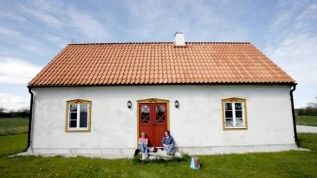 städpaus. Britt-Marie och Katarina Botvalde tar lunchpaus. Stugan ska fejas till de första turisterna kommer.