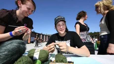 Virkning. Rose-Marie Larsson-Cedendahl lär Patrik Eklund virka.