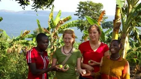 Ilemera. Celine Falk och Johanna Wolter (trea från vänster) med sina vänner. I bakgrunden syns Victoriasjön. Foto i Afrika: Privat