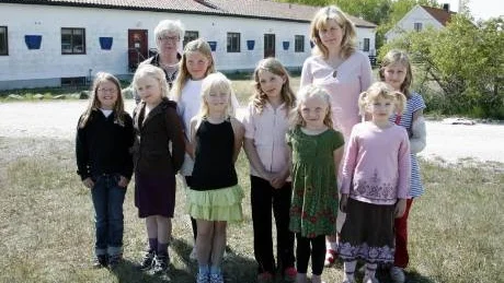 Sist ut. Lärarna Kerstin Kalström och Mari Jansson med elever utanför Fårö skola: Ida Söderlund, Emma Godman, Ebba Kellström, Nanna Strömbom-Greman, Kristina Kalström, Line Blochmann, Anna Bogren och Ella Bogren. Eleven Maja Herlitz var sjuk när bilden togs. Foto: Ulf Glimfalk