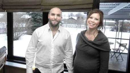 NYINFLYTTADE. Vi trivs jättebra i Vibble, säger Marcus Sirland och Elisabeth Dahl som flyttade in i 70-talsvillan den 1 oktober.